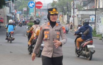 Kapolres Lebak AKBP Arninsi mengatur arus lalu lintas dalam kegiatan Strong Point Pagi.