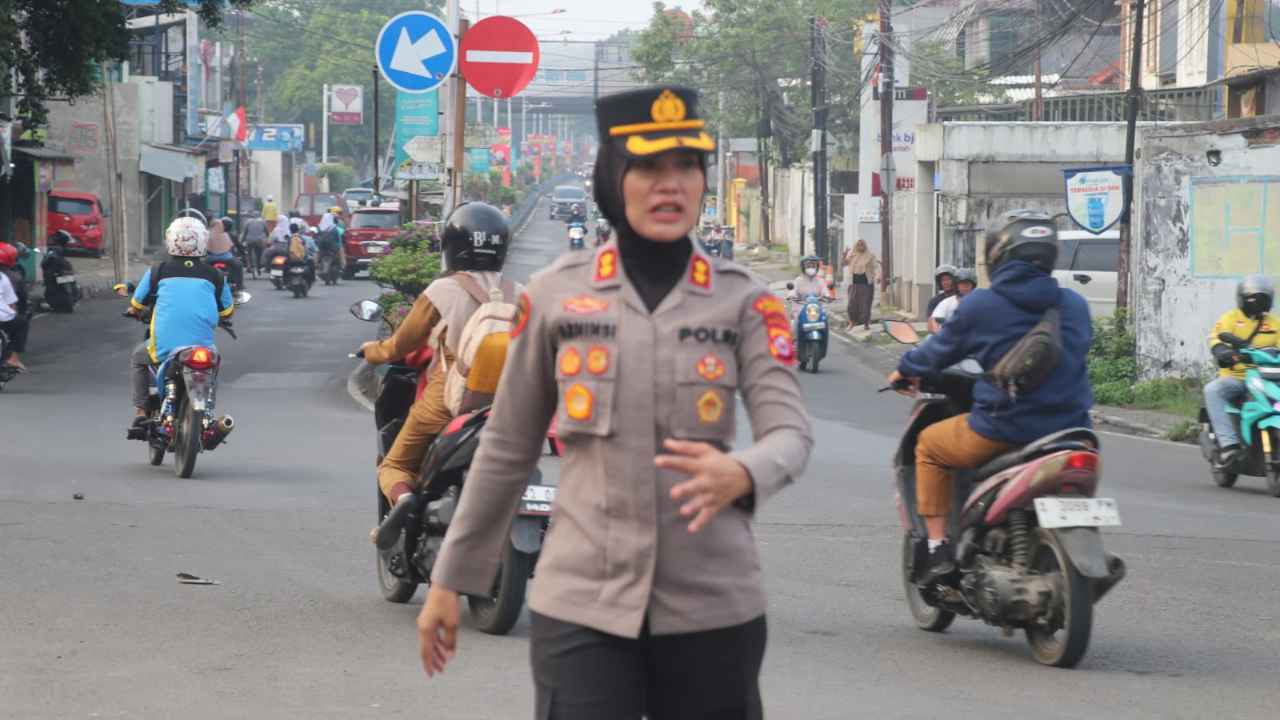 Kapolres Lebak AKBP Arninsi mengatur arus lalu lintas dalam kegiatan Strong Point Pagi.