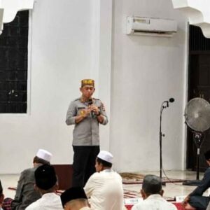 Kapolres Nagan Raya Sholat Maghrib Keliling Bersama Warga