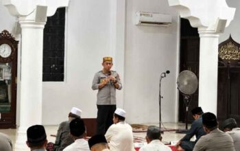 Kapolres Nagan Raya Muhamad Taufiq Sholat Maghrib berjamaah bersama masyarakat.