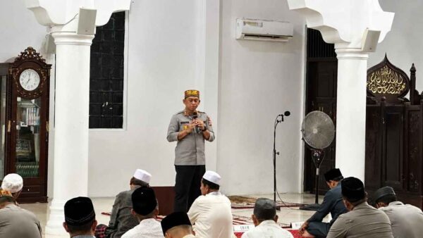 Kapolres Nagan Raya Muhamad Taufiq Sholat Maghrib berjamaah bersama masyarakat.