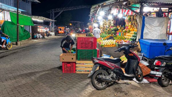 Kios buah di kawasan Taman Villa Bandara Kosambi Kabupaten Tangerang.
