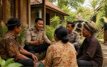 Polisi bersama masyarakat membangun kepercayaan dan keamanan melalui kearifan lokal pager mangkok.