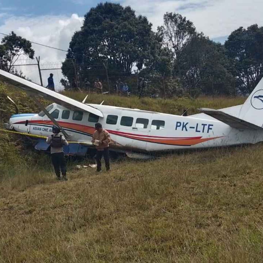 Pesawat Caravan Asian One Air Tergelincir di Bandara Bilorai Intan Jaya, Dua Anggota TNI Terluka