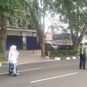Aksi Polisi di Pontianak, Bantu Korban dan Anak Sekolah